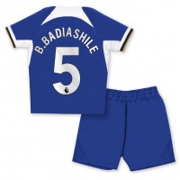 Otroški Nogometni dresi Chelsea Benoit Badiashile #5 Domači 2023-24 Kratek Rokav (+ Kratke hlače)